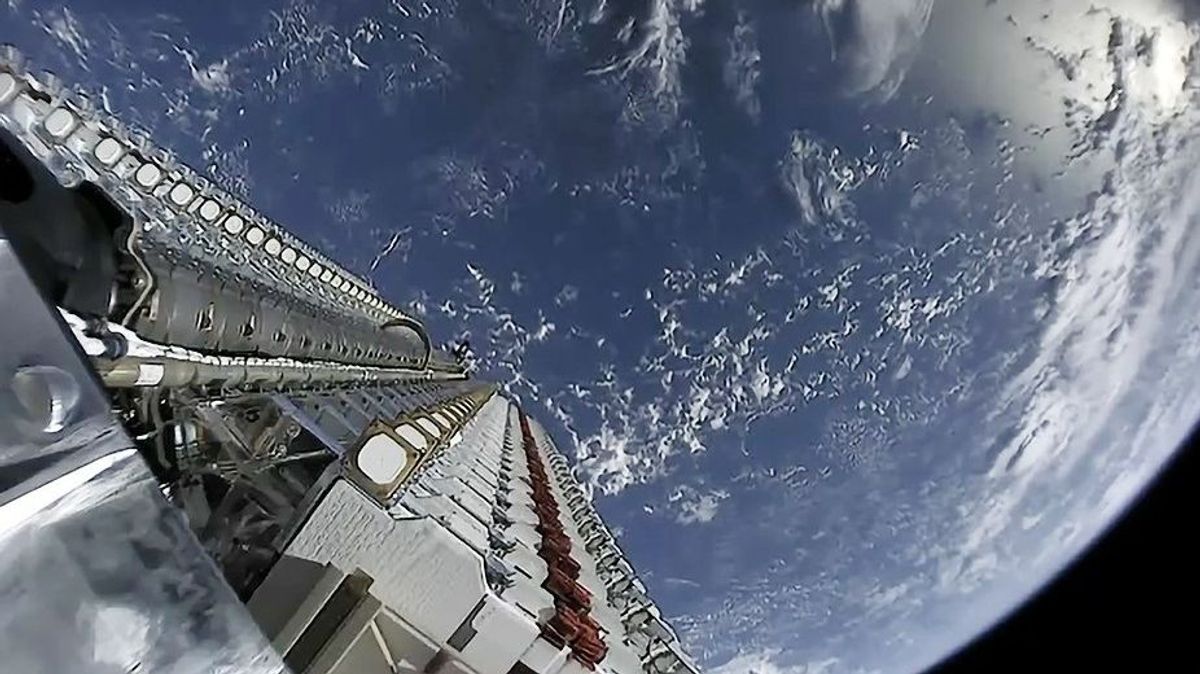 Científicos advierten que satélites como los de Starlink, de Elon Musk, pueden dañar la capa de ozono