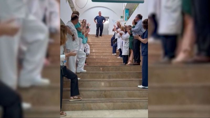 Emoción y orgullo en la despedida del doctor Reyes tras 40 años de ...