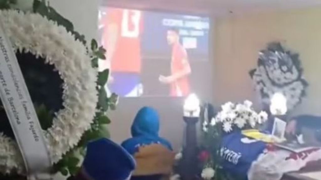 Amigos y familiares siguen el partido de fútbol en el velatorio de un forofo en Chile