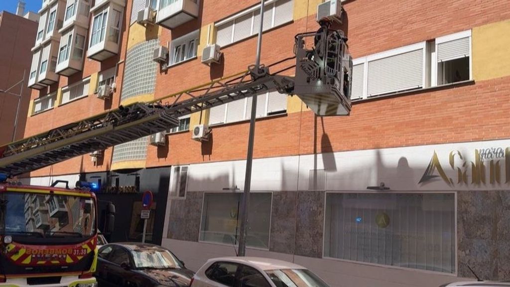 Los bomberos sofocan un incendio en una vivienda de Alcobendas, Madrid