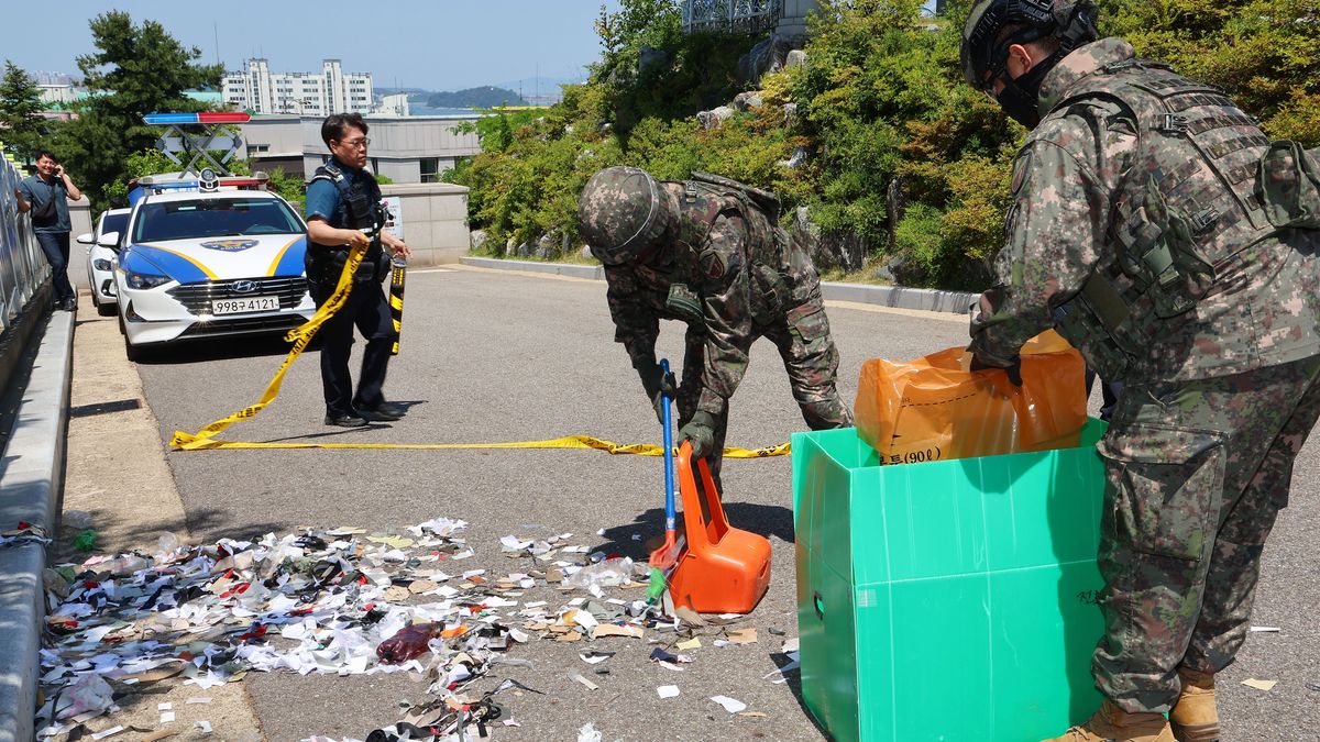 Militares surcoreanos retiran basura de los globos enviados por Corea del Norte