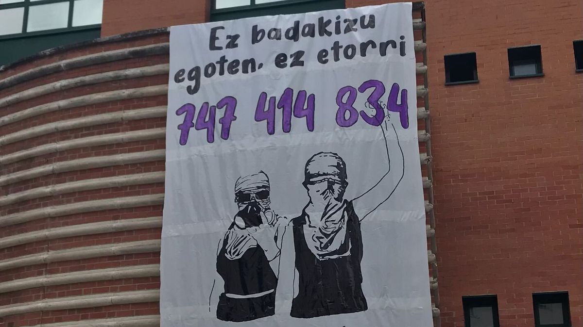 Un cartel instalado en el barrio de Judizmendi de Vitoria contra las agresiones sexistas
