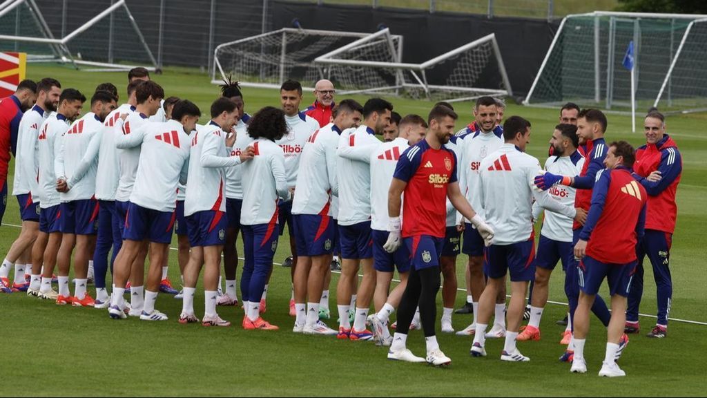 Unai Simón recibe un pasillo de sus compañeros de la selección española