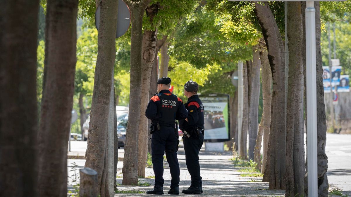 Agentes de los Mossos delante del barrio de Font de la Pòlvora de Girona