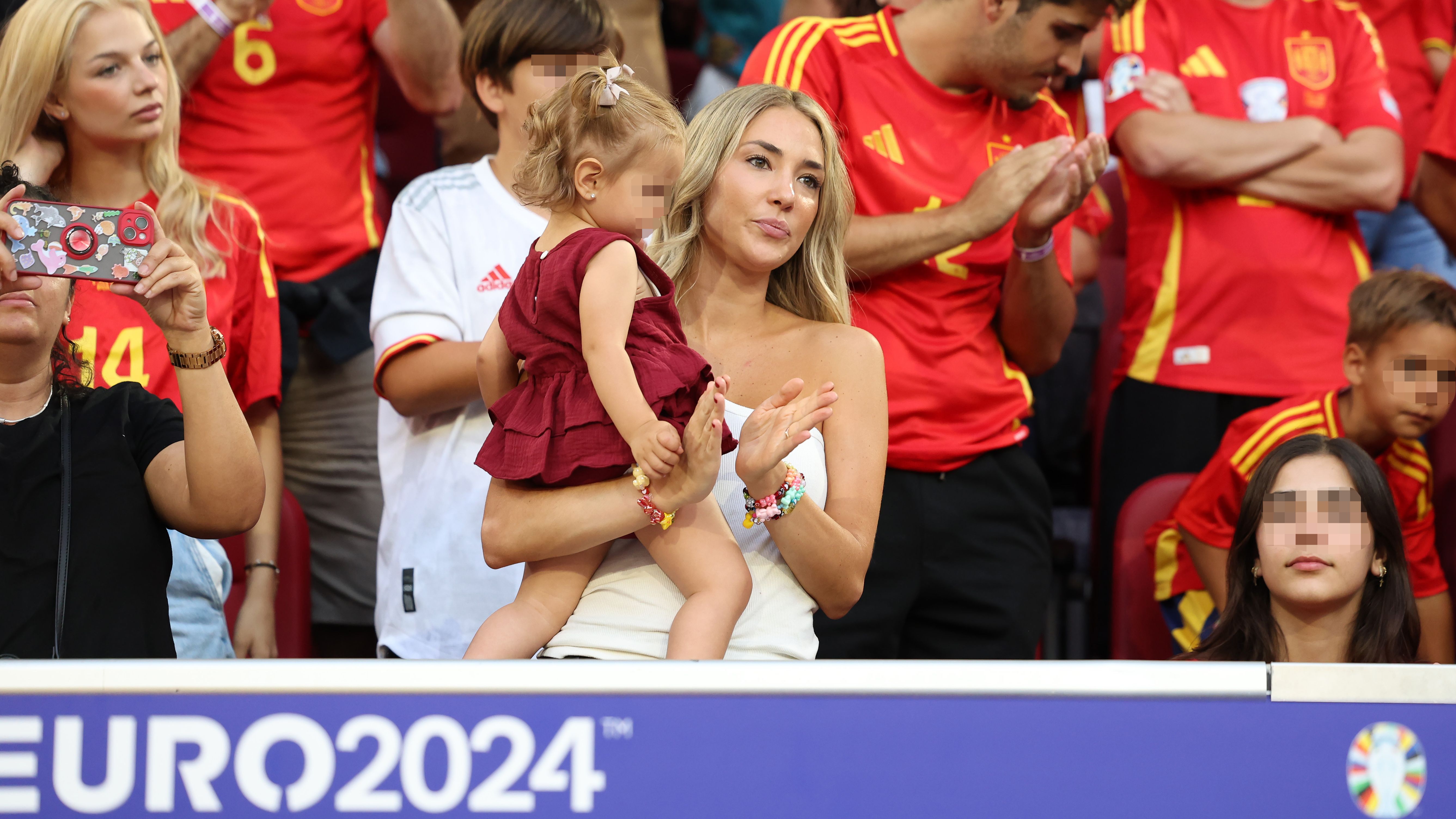 Alice Campello y sus hijos, en la grada