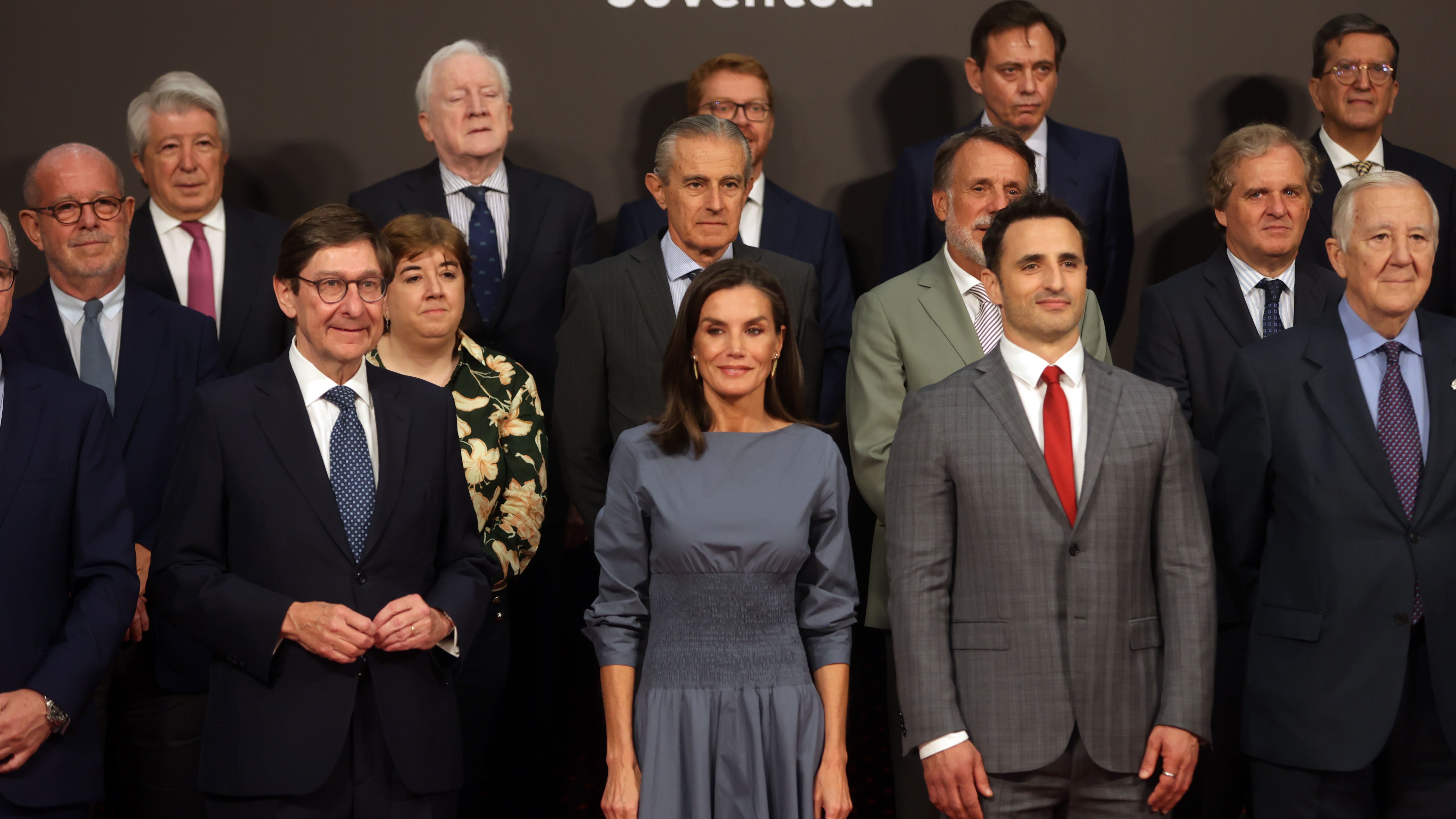 Antonio Garamendi, Enrique Cerezo, Asís Martín de Cabiedes, Presidente ejecutivo de Europa Press, José Ignacio Goirigolzarri, Presidente de CaixaBank, la reina Letizia y Diego Ávalos, vicepresidente de contenido original de Netflix.