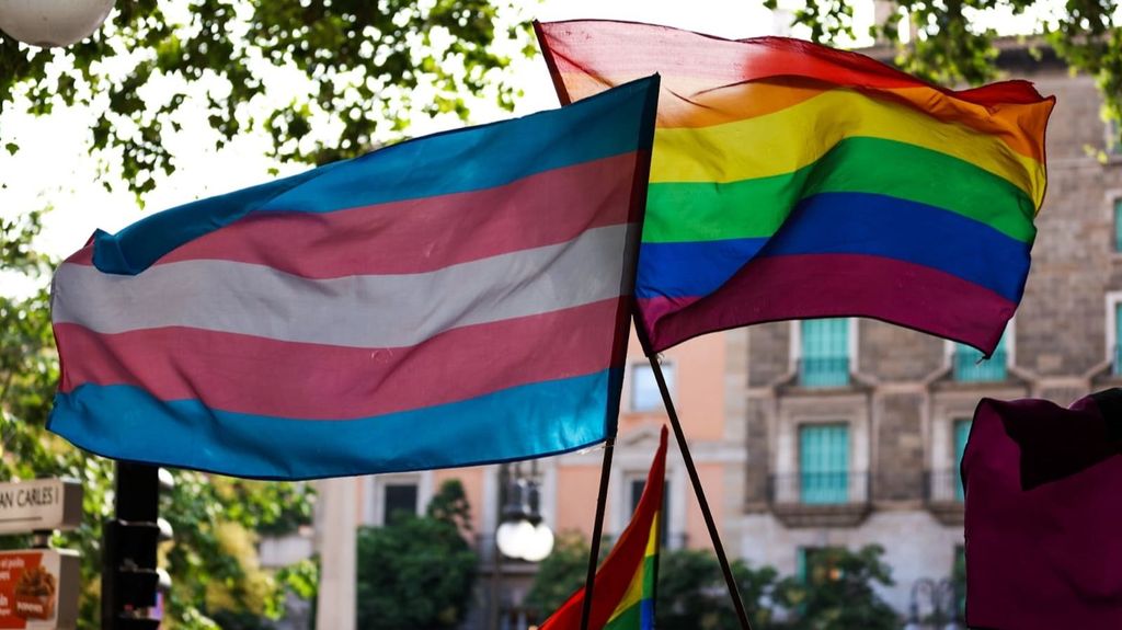 Banderas, manifiestos y primeras marchas: el Orgullo LGTBI vuelve a salir a la calle