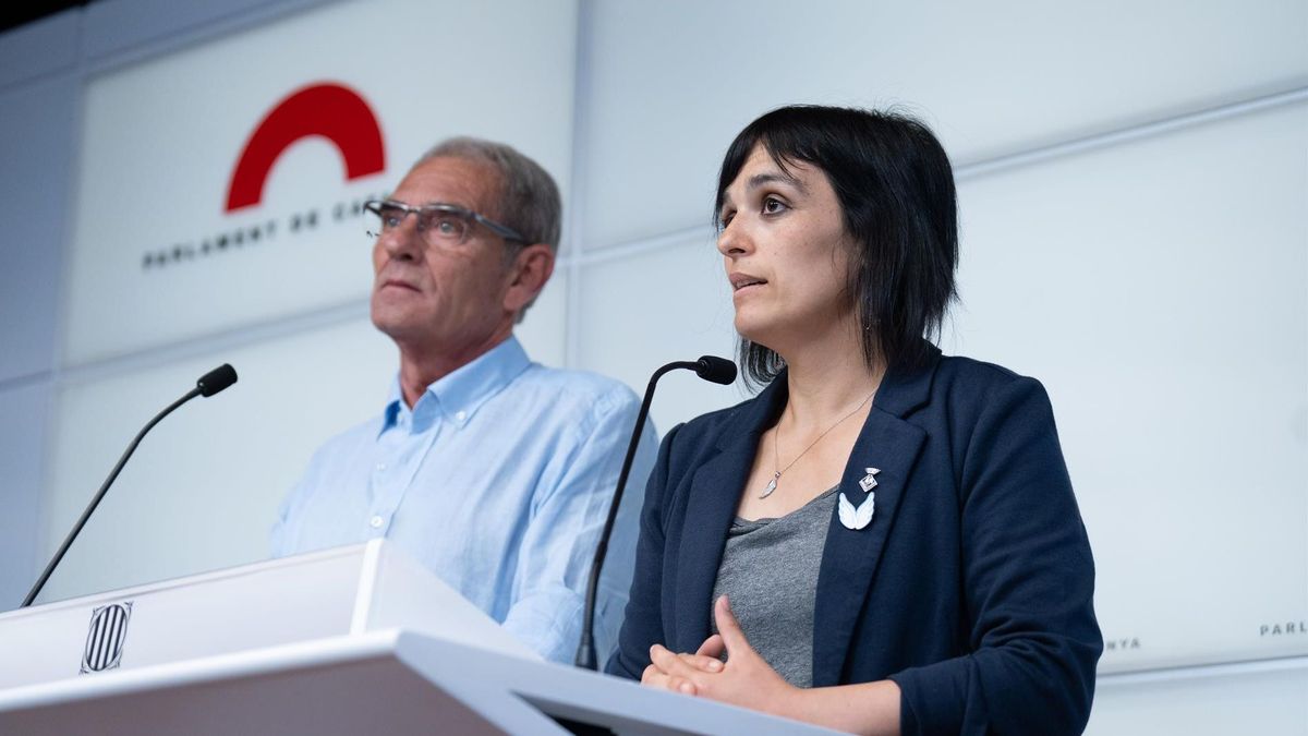 El diputado de Aliança Catalana, Ramón Abad, y la cabeza de lista de Aliança Catalana, Silvia Orriols, en el Parlament