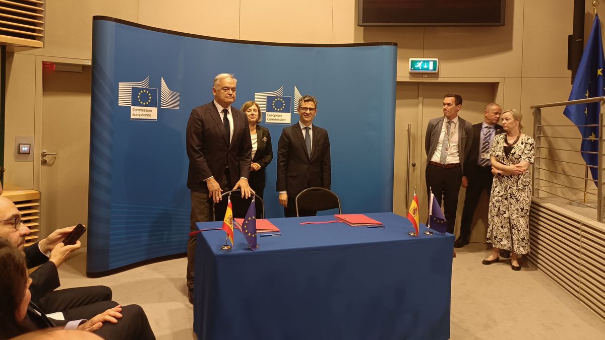 Firma del acuerdo para renovar el CGPJ entre el ministro de Presidencia, Justicia y Relaciones con las Cortes, Félix Bolaños, y el vicesecretario de Institucional, Esteban González Pons.