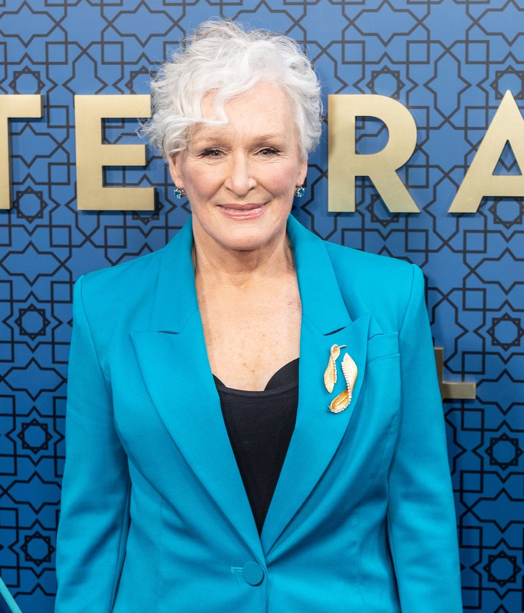 Glenn Close deja que su cabello forme ondas naturales.