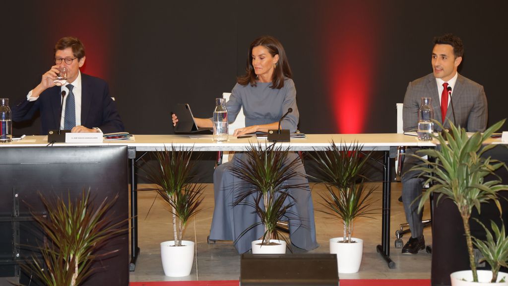 José Ignacio Goirigolzarri, Presidente de CaixaBank, la reina Letizia y Diego Ávalos, vicepresidente de contenido original de Netflix en España.