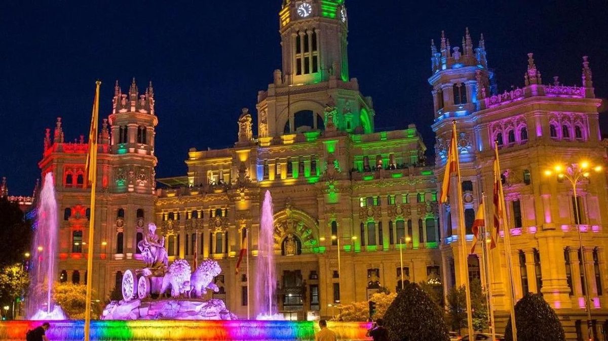 La Plaza y el Palacio de Cibeles, en Madrid, vestidos con la bandera LGBTIQ+