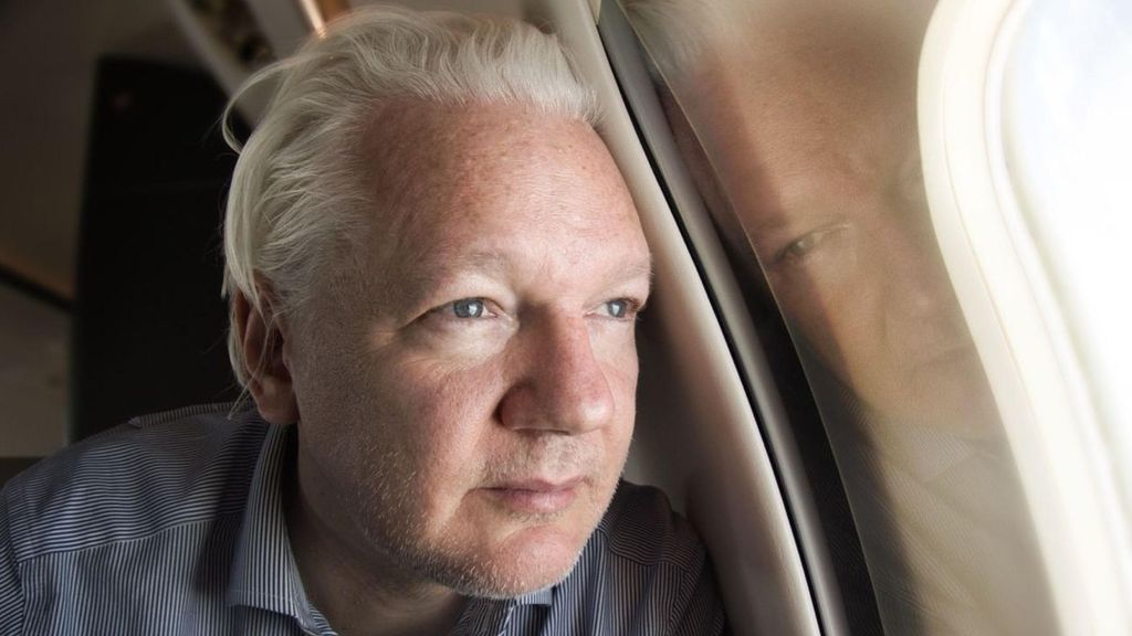 Las evidentes huellas de la cárcel en Julian Assange tras quedar en libertad condicional