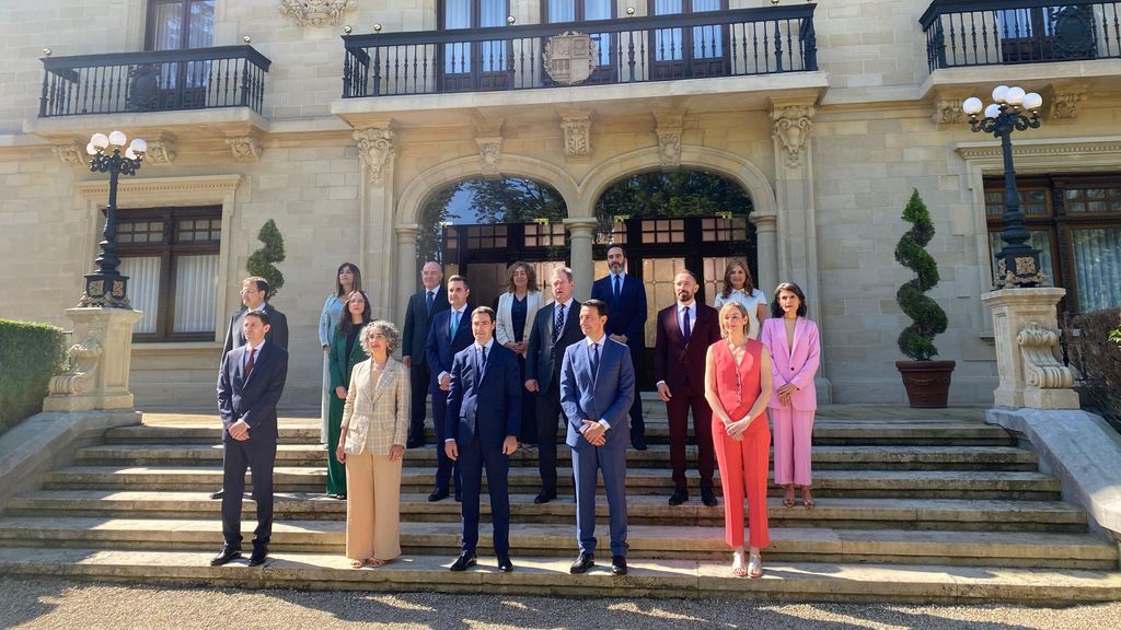 Los nuevos consejeros posan junto al nuevo lehendakari en el exterior de Ajuria Enea