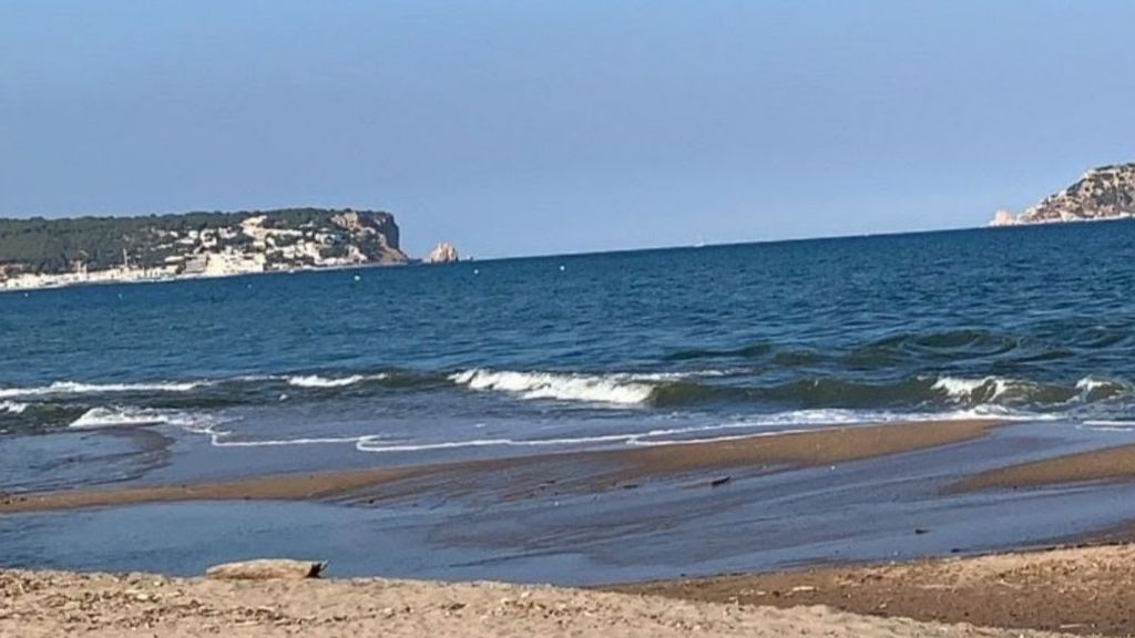 Muere un hombre ahogado mientras se bañaba en una playa de Girona y otro al salir del agua en Asturias