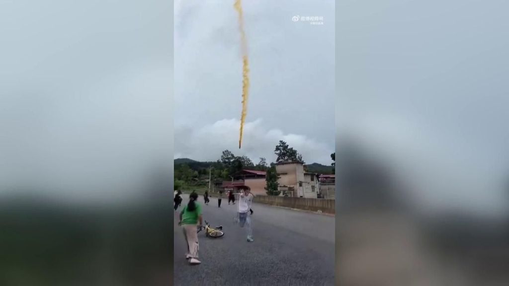 Pánico en China: así cayeron los restos del propulsor de un cohete sobre la población