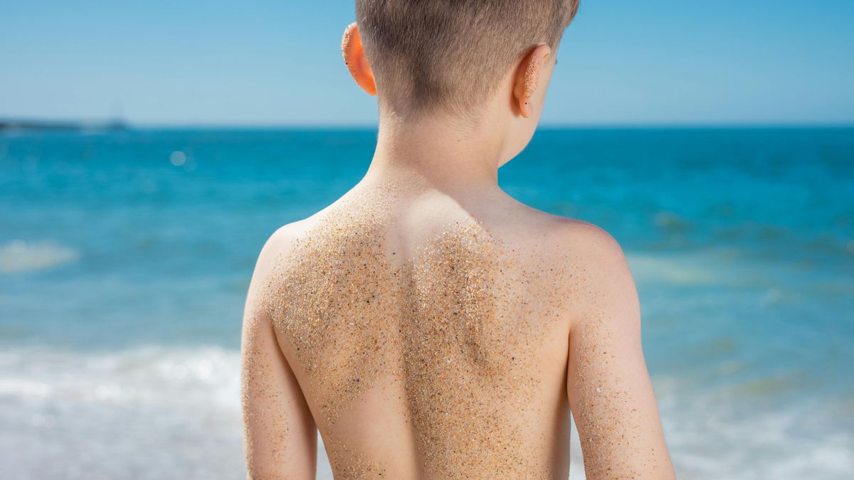 Por qué debes observar la espalda de tu hijo este verano