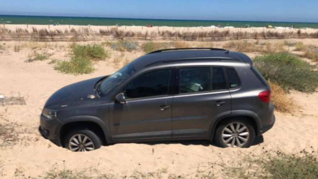 Roban un coche se quedan atrapados, se duermen y los detienen