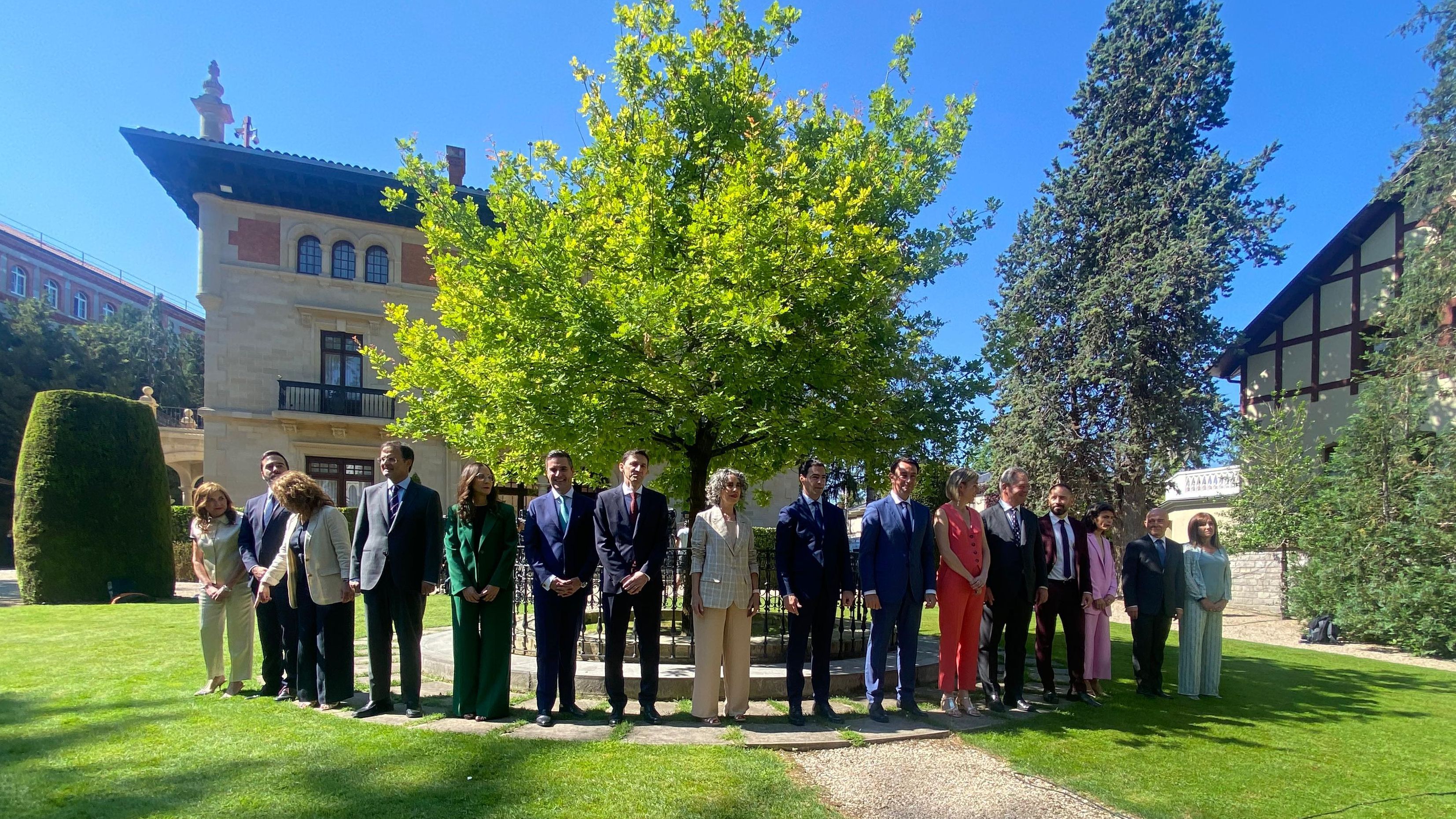 Ya como consejeros han posado en el exterior de Ajuria Enea