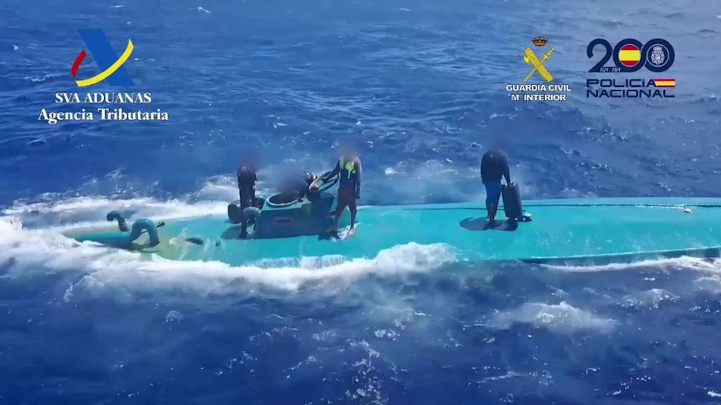 Agentes de la Policía y Vigilancia Aduanera intercerceptan un narcosubmarino frente a las costas de Cádiz