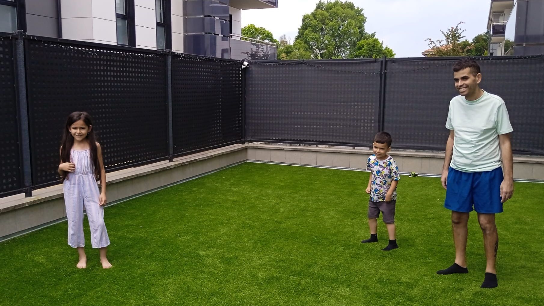Álex junto a sus dos hijos esta mañana en su casa de Lasarte (Guipúzcoa)