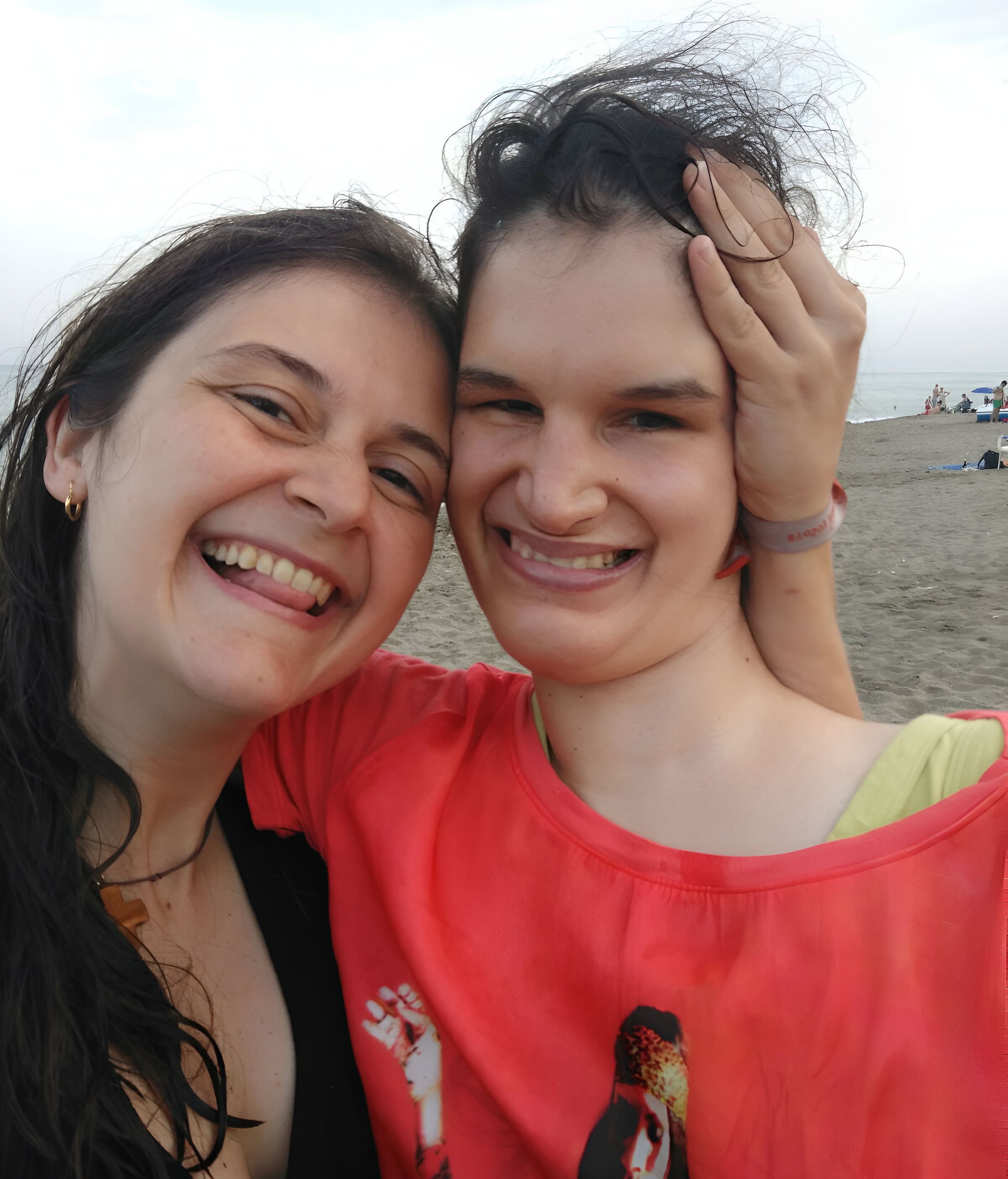 Inés y María del Mar en la playa