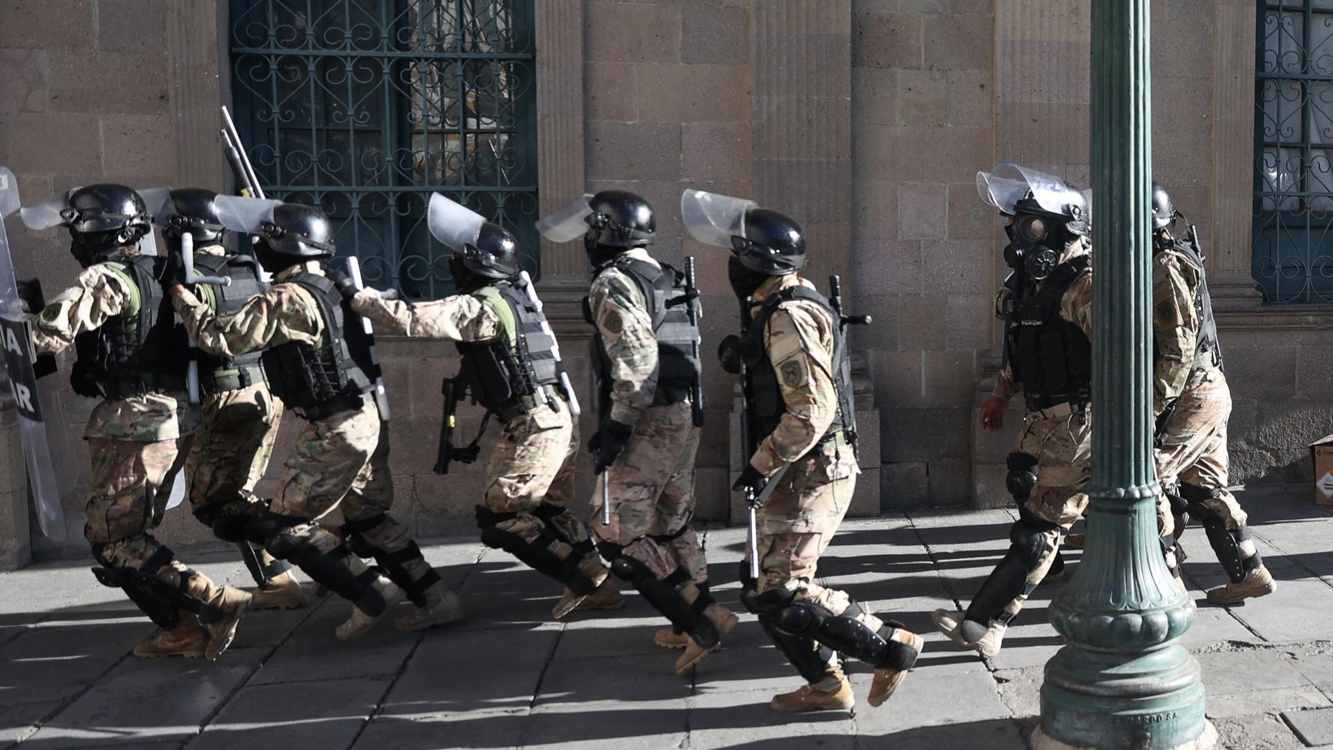 Militares ingresan a la sede del Gobierno de Bolivia este miércoles en La Paz