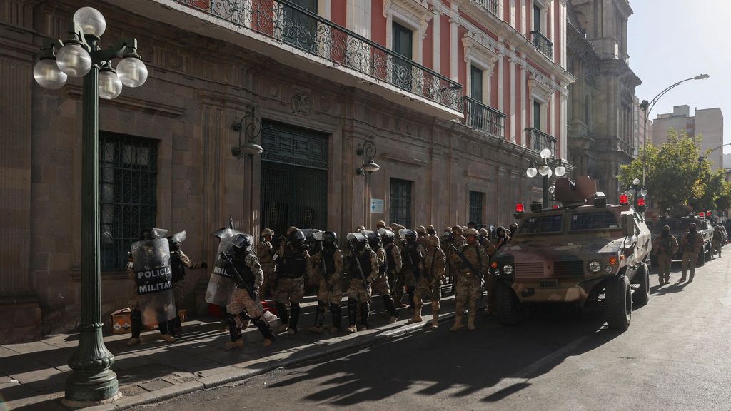 Militares ingresan a la sede del Gobierno de Bolivia este miércoles en La Paz