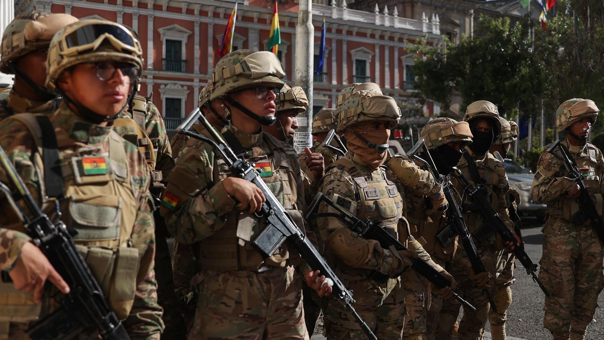 Militares ingresan a la sede del Gobierno de Bolivia este miércoles en La Paz