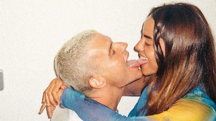 Arkano junto a su novia.