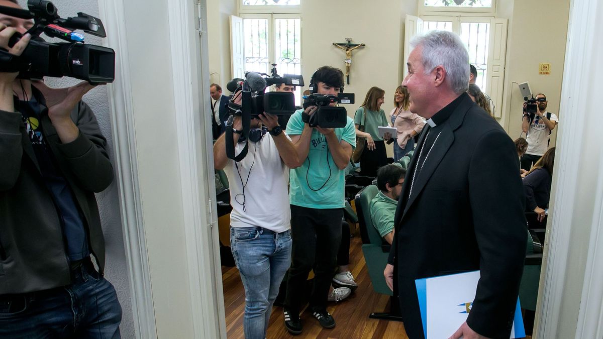 El arzobispo de Burgos, Mario Iceta Gavicagogeascoa, tras una rueda de prensa
