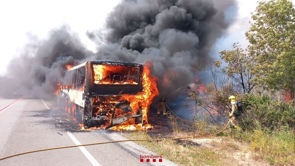 Un autobús incendiado obliga a evacuar a 1.500 personas de un camping y a cortar el AVE entre Tarragona y Lleida