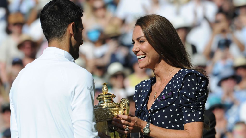 Kate Middleton entregándole el trofeo a Novak Djokovic en la final de Wimbledon de 2022.