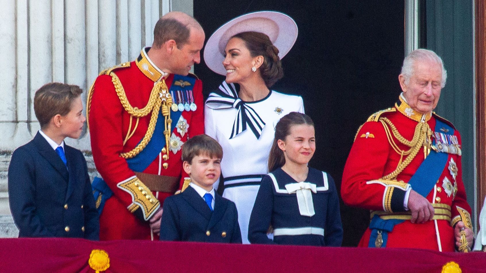 Los príncipes de Gales con sus hijos y el rey Carlos III.