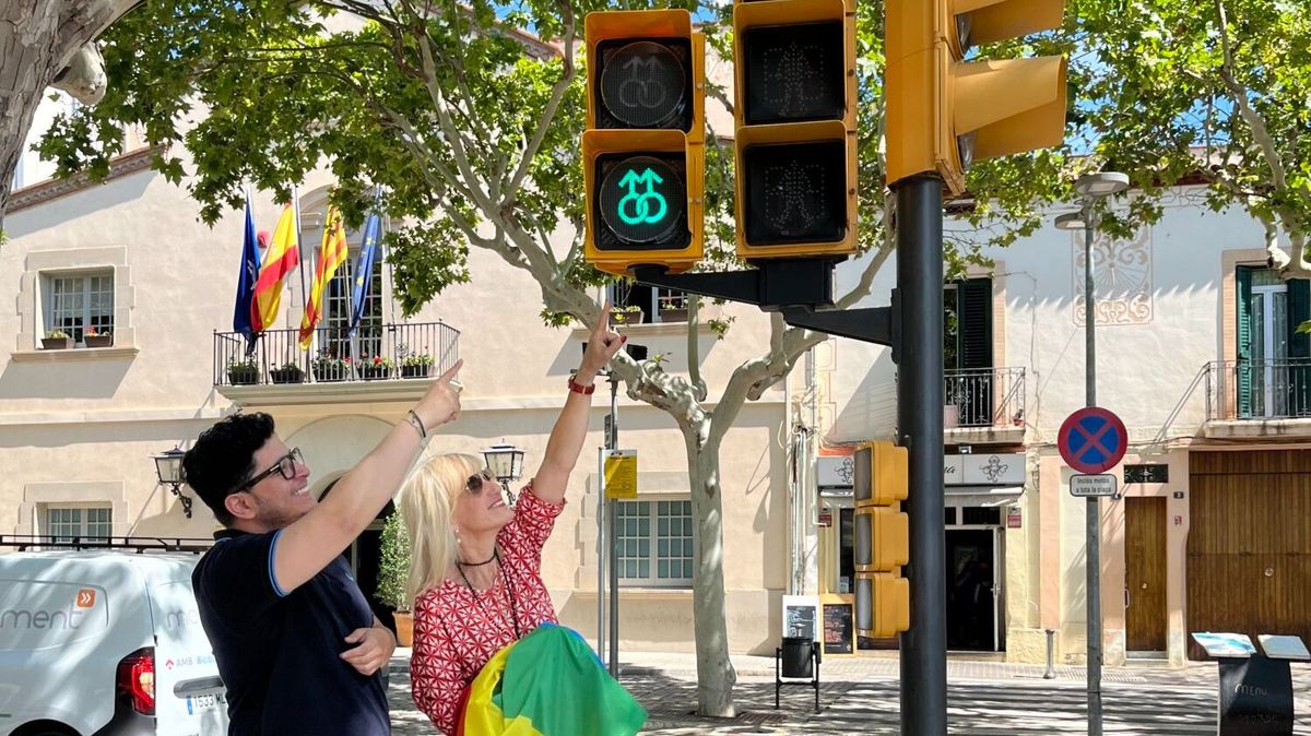 Símbolos LGTBI en semáforos de Esplugues, Barcelona: "Son imprescindibles para hacer pedagogía"