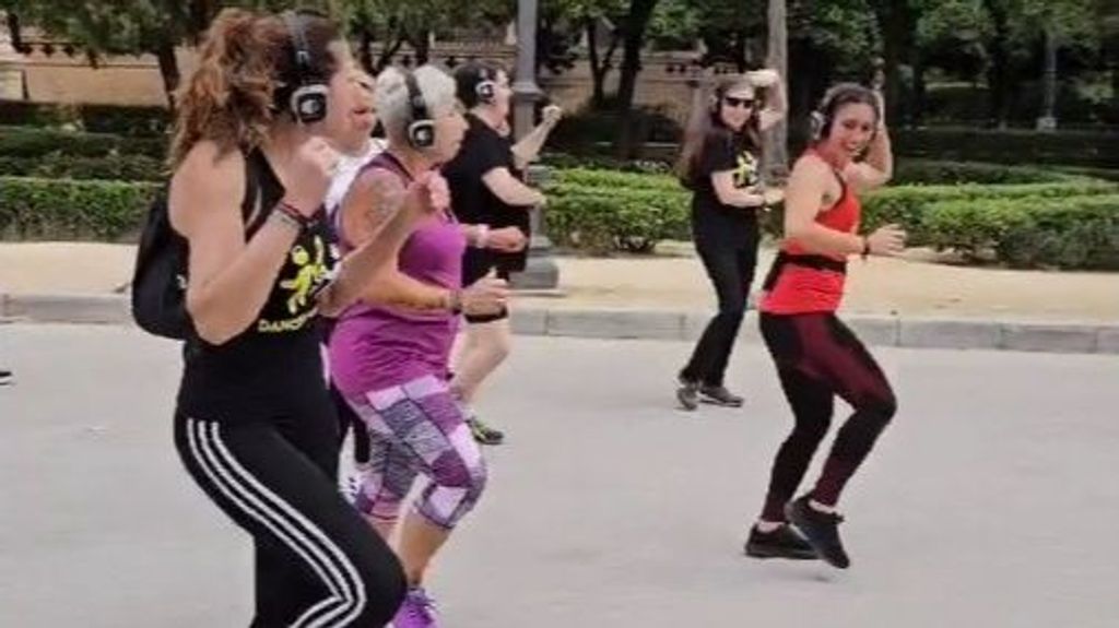 Así disfruta ‘bailando por la vida’: un grupo de mujeres de un barrio de Sevilla que bailan y se graban por la calle