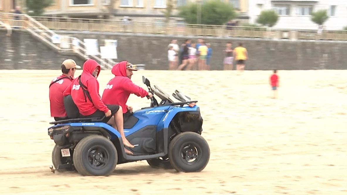 Tres socorristas vigilando el arenal donostiarra esta mañana