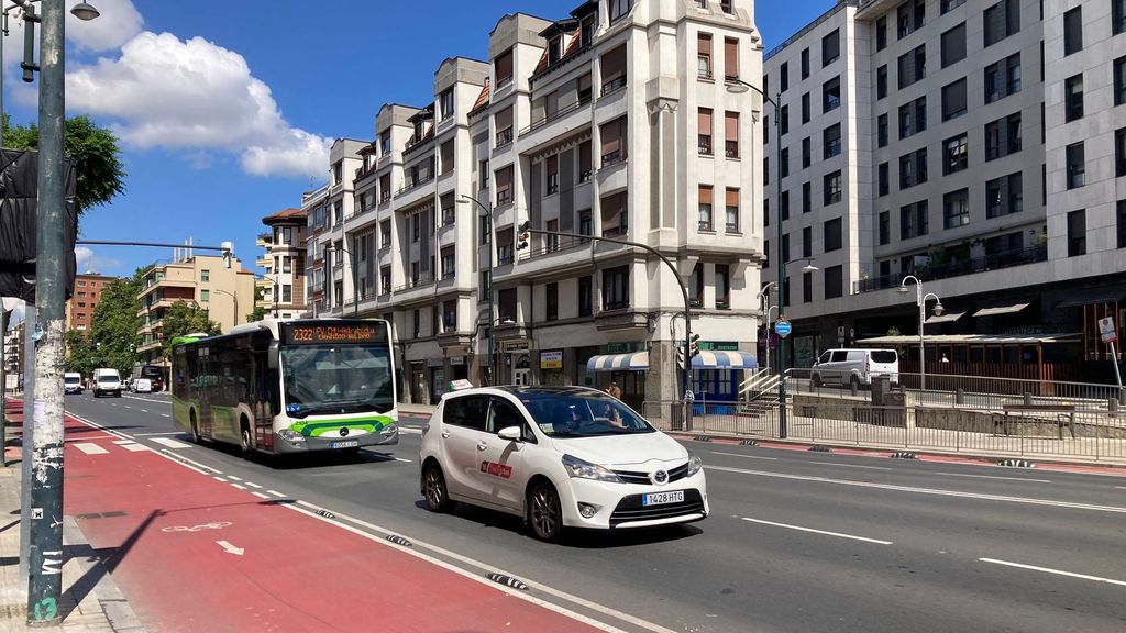 Un autobús circula por Bilbao