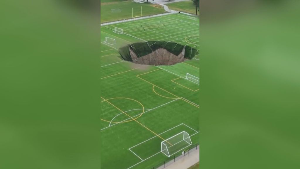 Un gigantesco socavón de más de 30 metros de ancho aparece entre unos campos de fútbol en Illinois