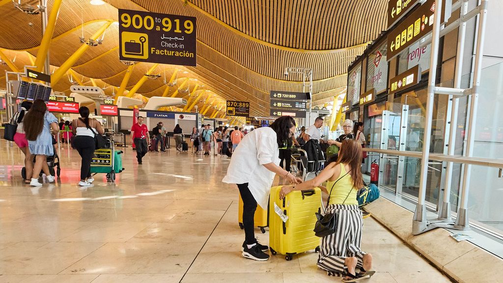 Varios pasajeros en la zona de facturación de la Terminal 4 del Aeropuerto Adolfo Suárez Madrid-Barajas