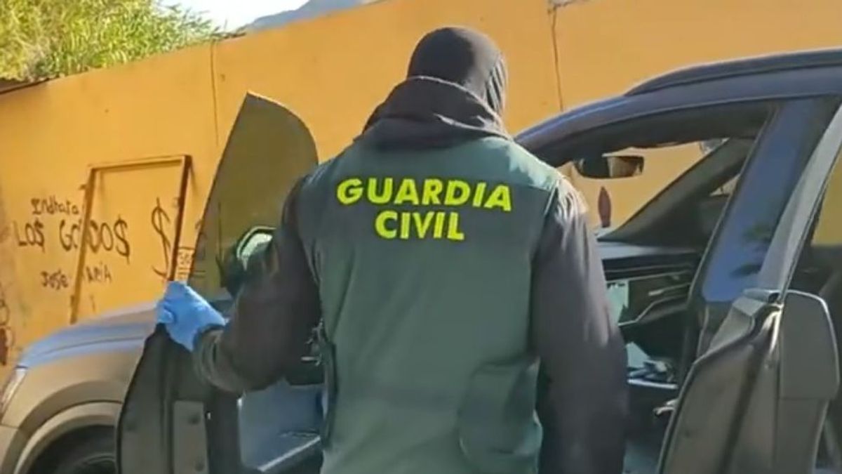 Agente de la Guardia Civil encapuchado durante un registro