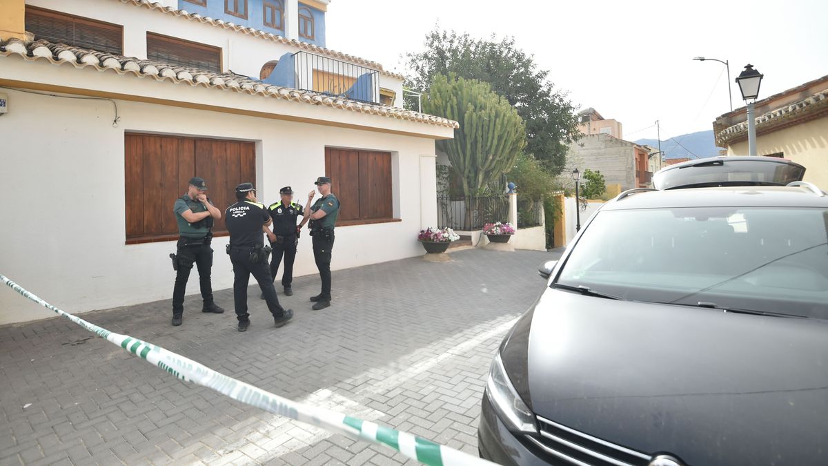 Agentes de la Guardia Civil ante el domicilio de Librilla, Murcia donde una joven ha apuálado a sus padres