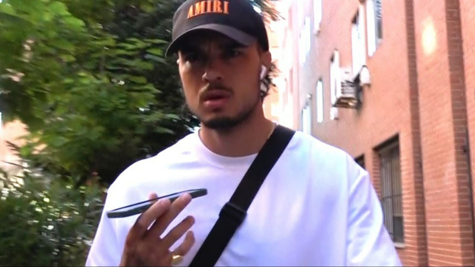 Carlo Costanzia paseando por su barrio de Vallecas