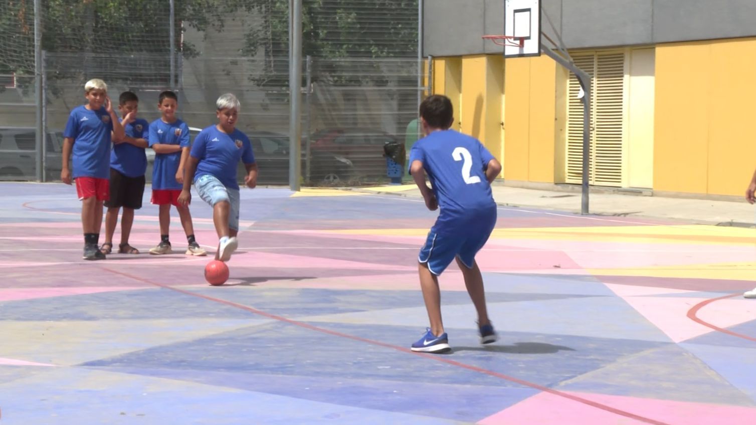 El IE la Mina, de luchar contra el absentismo escolar a superar al Barça