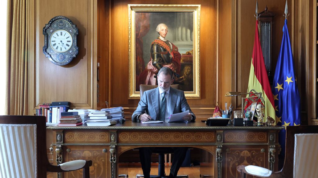 El rey Felipe VI en su despacho de Zarzuela.