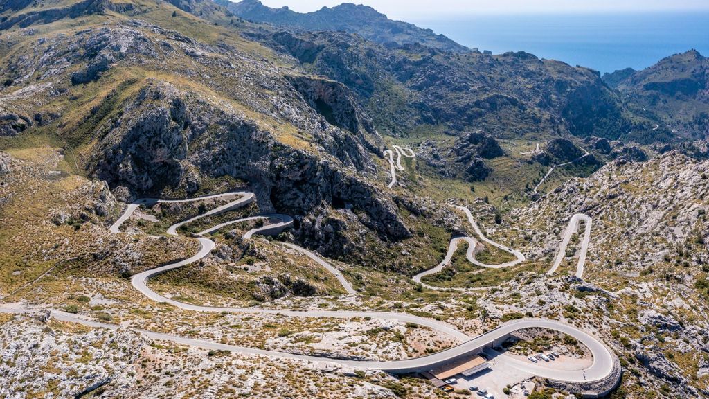 Es conocida como la 'carretera de la serpiente' y tiene hasta un 'nudo de corbata' entre sus muchas curvas.