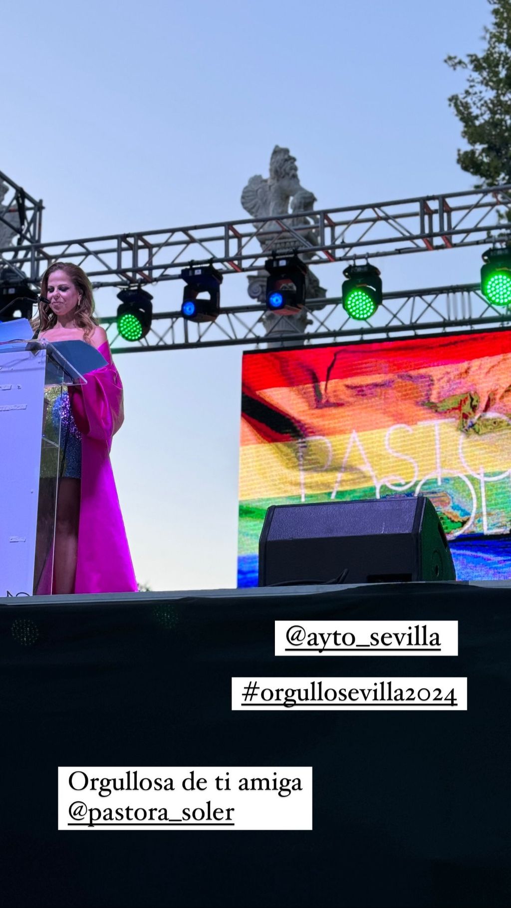 Eva González presume de su amistad con Pastora Soler en el Orgullo sevillano
