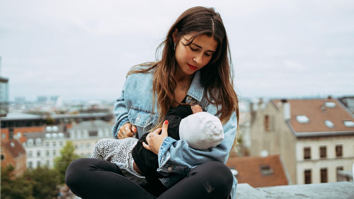 La fotógrafa coruñesa Diana Fontenla con su hija Luna en brazos