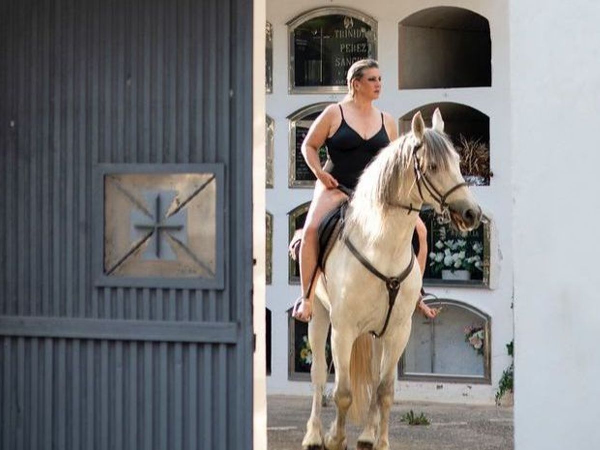 La polémica sesión de fotos en Lleida: en bañador y a caballo en un  cementerio