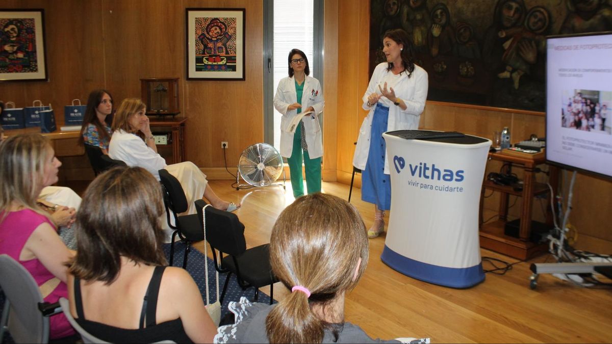 Las pediatras Cristina Granja y Patricia Oliván en el transcurso de un Aula Salud dedicada a la fotoprotección infantil en Vigo